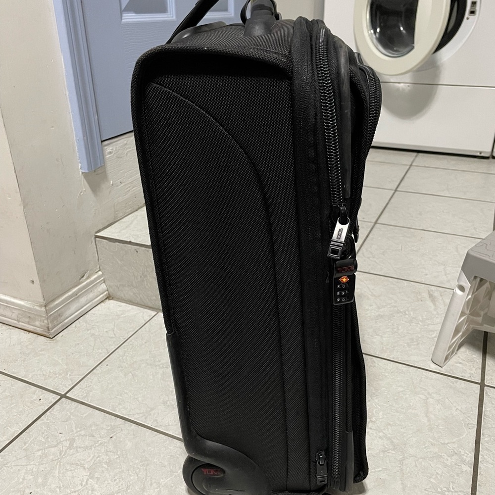 TUMI Alpha Continental Expandable 21" Carry On Upright Luggage 2 Wheel - Picture 9 of 15